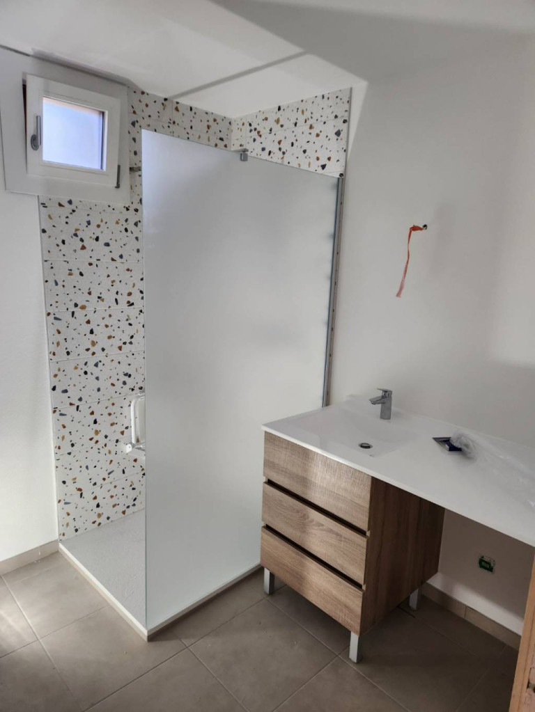 Rénovation complète d’une salle de bain - remplacement d'une baignoire par une douche aménagée à Digne-les-Bains