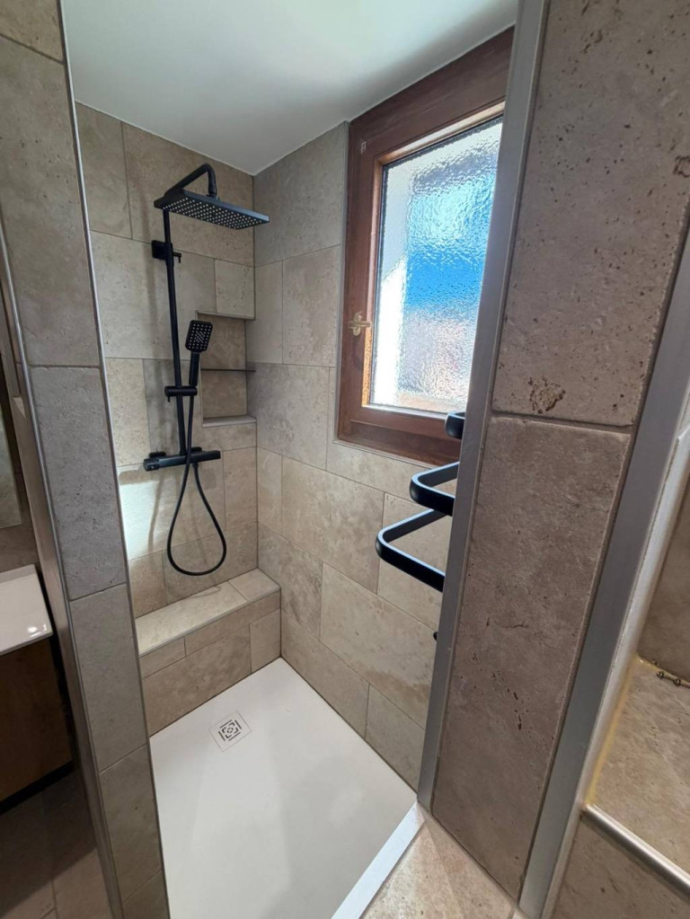Rénovation complète d’une salle de bain moderne et fonctionnelle à Château-Arnoux-Saint-Auban