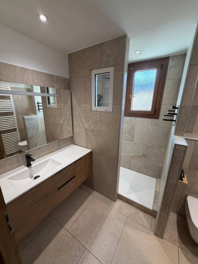 Rénovation complète d’une salle de bain moderne et fonctionnelle à Château-Arnoux-Saint-Auban