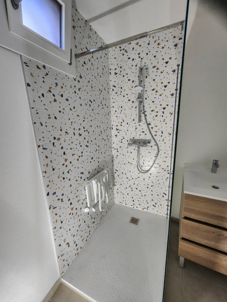 Rénovation complète d’une salle de bain - remplacement d'une baignoire par une douche aménagée à Digne-les-Bains