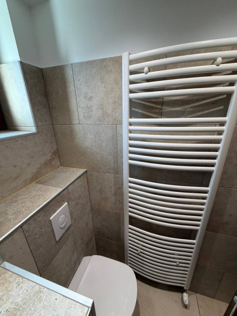 Rénovation complète d’une salle de bain moderne et fonctionnelle à Château-Arnoux-Saint-Auban